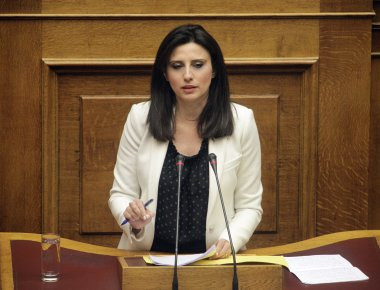 Επίθεση της Ν. Κασιμάτη σε Αρκά: «Απροκάλυπτος νοσταλγός παλατιανών πραξικοπημάτων και της Χούντας» (φωτό)